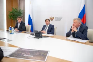 Министр просвещения РФ, губернатор Омской области и президент Группы «Эталон» обсудили строительство флагманской президентской школы