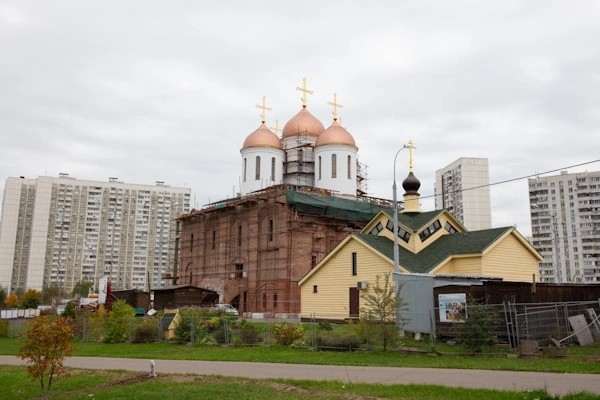 В ЮВАО строят шесть православных храмов